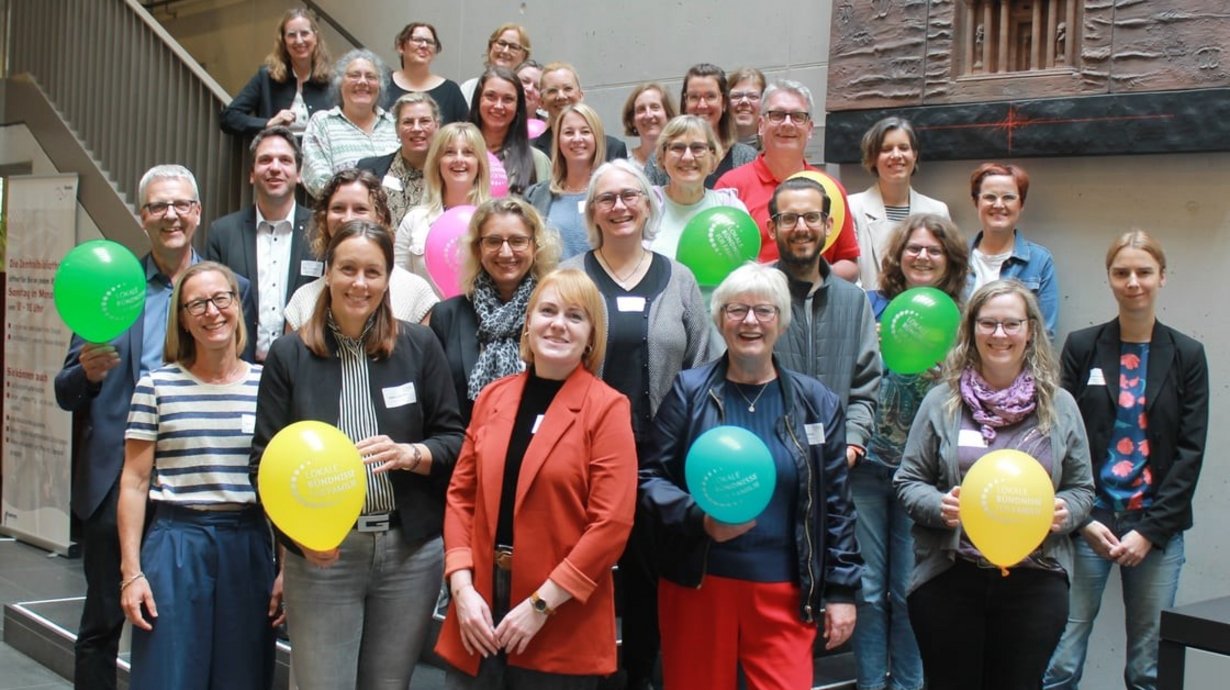 Gruppenfoto bei der Zukunftswerkstatt in Hamm mit Luftballons