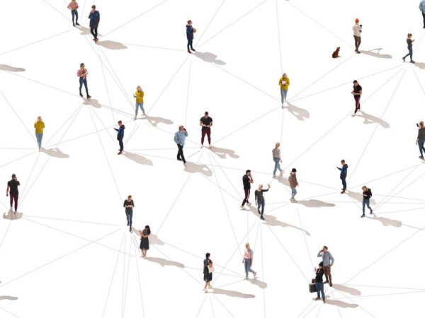 Luftaufnahme von Menschenmenge durch Linien, soziale Medien und Kommunikation verbunden. Draufsicht auf Männer und Frauen isoliert auf weißem Hintergrund mit Schatten.