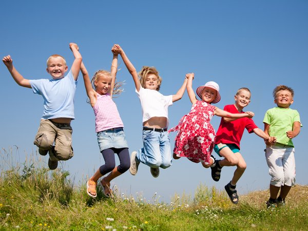 spielende Kinder auf einer Wiese